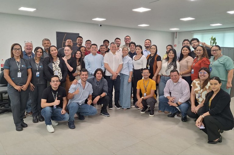 Foto mostra grupo de pessoas posando para foto