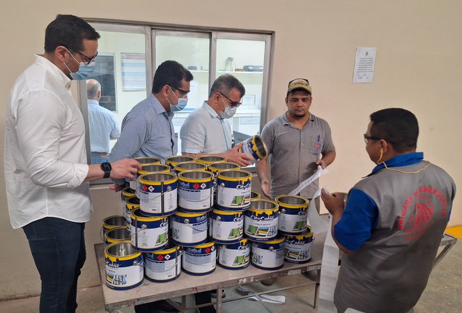Foto com o superintendente da Suframa (e adjuntos), conferindo produção de tintas na Horos Química da Amazônia
