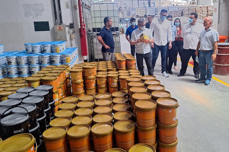 Foto com o superintendente da Suframa conferindo produção de tintas em visita da Suframa à empresa Horos Química da Amazônia