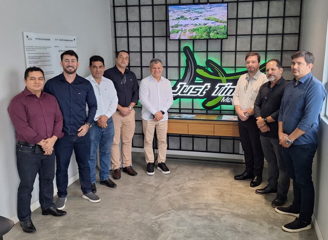 Foto mostra grupo de pessoas posando para uma sessão de fotografia