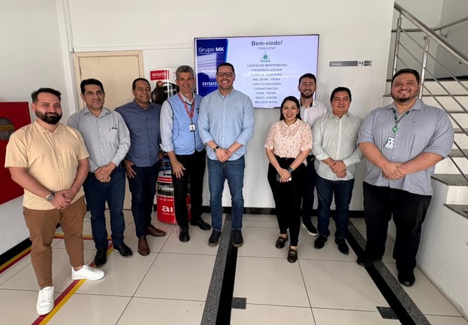 Foto mostra pessoas posando para foto