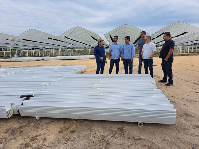 Fotos mostra calhas e homens ao lado delas