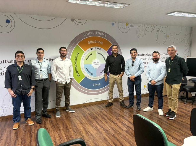 Foto mostra pessoas posando para foto