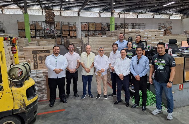 Foto mostra pessoas posando para sessão de fotografia