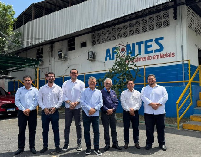 Foto mostra grupo de pessoas posando para foto