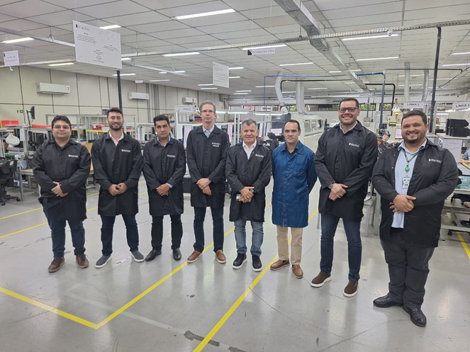 Foto mostra grupo de homens vestidos de bata preta posando para sessão de fotos