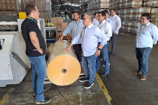 Foto mostra homens envoltos de equipamentos plásticos