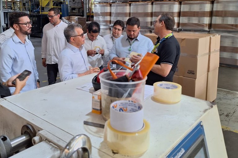 Foto mostra homens mexendo em fitas adesivas