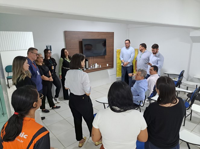 Foto mostra grupo de pessoas reunidas numa sala