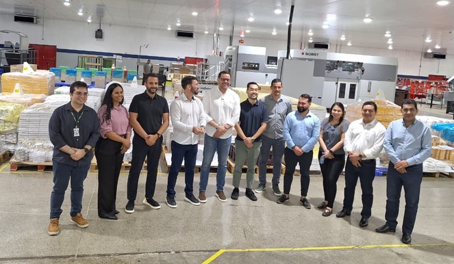 Foto mostra pessoas posando para uma foto