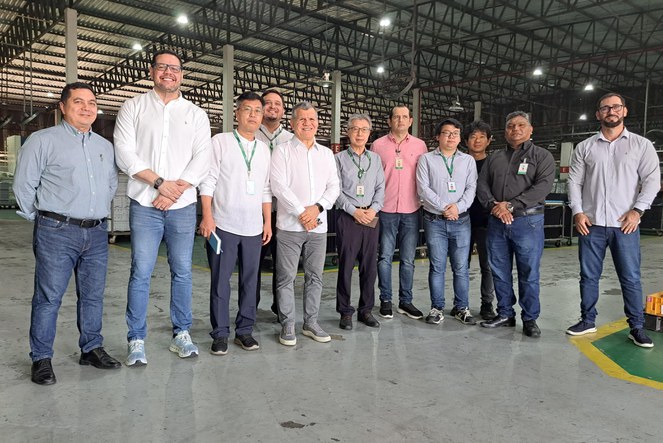 Foto mostra pessoas posando para foto após uma reunião
