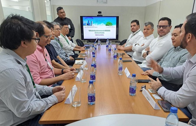 Foto mostra homem de barba falando a um grupo de outros homens