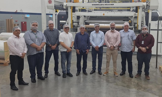 Foto mostra grupo de homens posando para foto