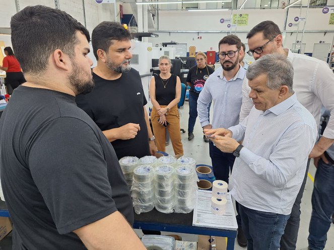 Foto mostra homem observando um produto adesivado