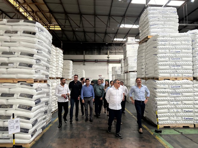 Autoridades caminhando pela planta da fábrica