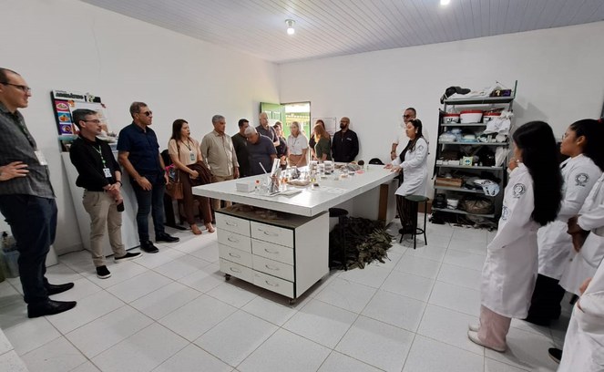 Foto mostra pessoas num laboratório