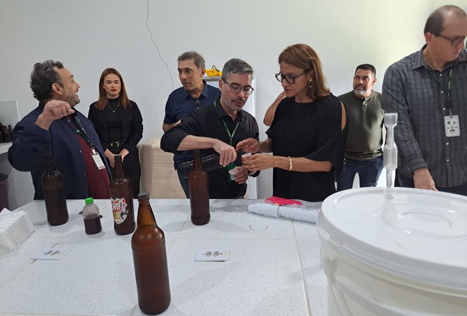 Foto mostra pessoas e garras em uma mesa