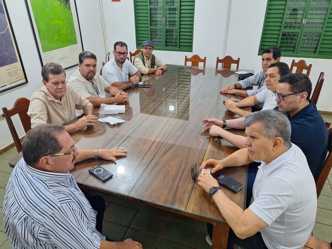 Foto mostra pessoas reunidas em uma sala fechada