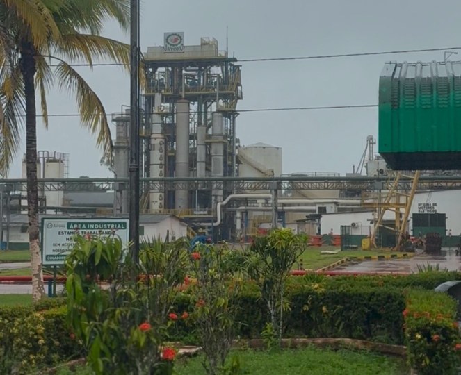 Foto mostra fachada de fábrica em Presidente Figueiredo