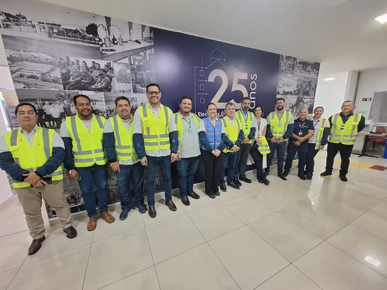 Comitiva da Suframa e diretores da empresa, na visita à electrolux