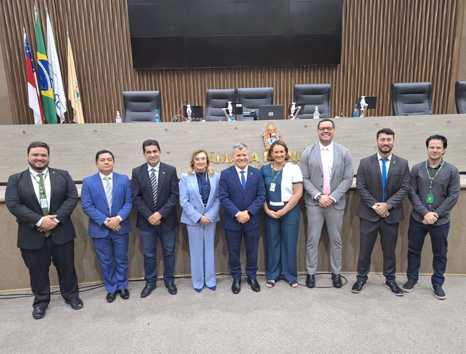 Foto mostra pessoas posando para foto