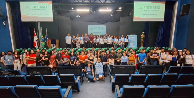Foto mostra grupo de pessoas reunidas após realização de um evento