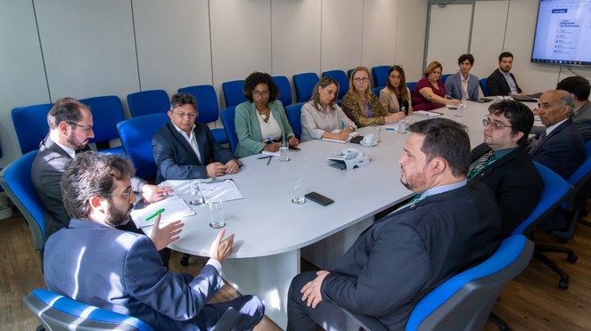 Foto mostra reunião no Ministério do Planejamento com a participação de representantes da Suframa à mesa