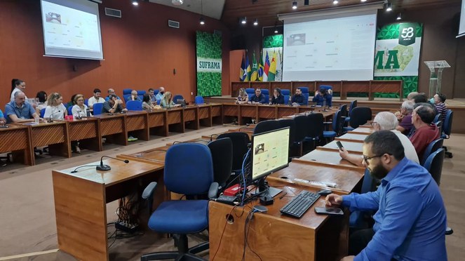 Foto mostra grupo de pessoas em um evento