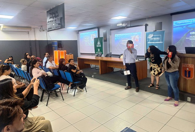 Foto mostra dois jovens levantando plaquinhas com sinais de joinha