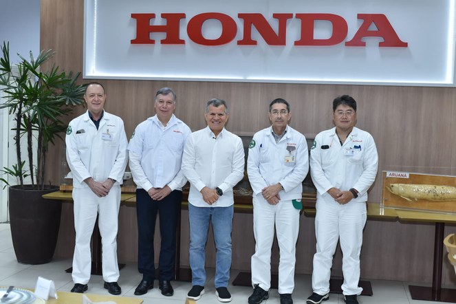 Foto mostra homens de branco posando para fotografia