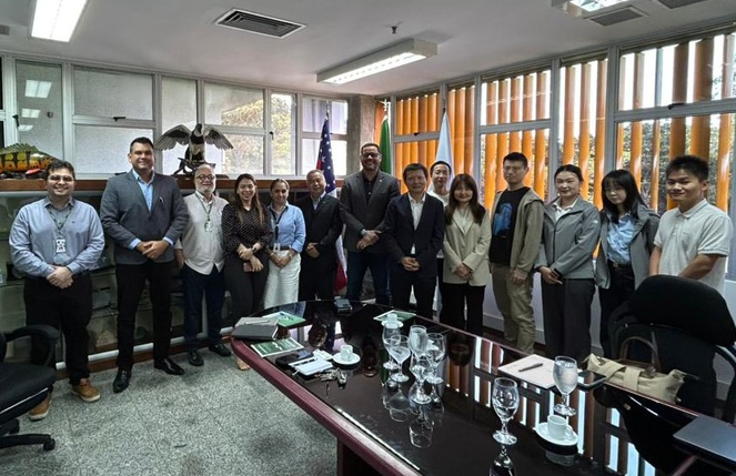 Foto mostra um grupo de pessoas posando para foto