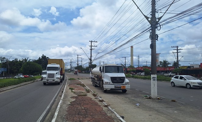 Foto mostra carretas estacionadas ou em movimento