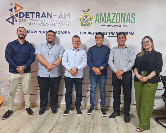 Foto mostra pessoas posando para foto após reunião