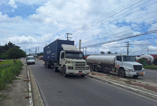 Foto mostra carretas em movimento e/ou estacionadas