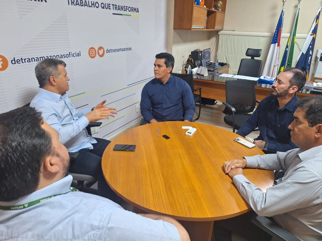 Foto mostra pessoas em conversa durante reunião de trabalho