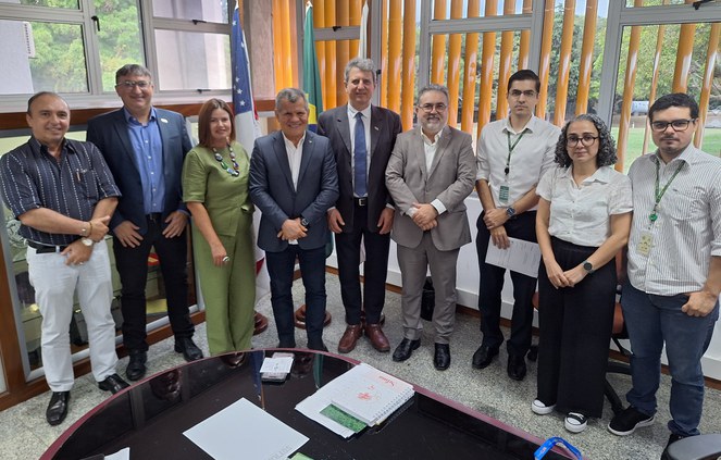 Foto mostra grupo de pessoas posando para foto após uma reunião