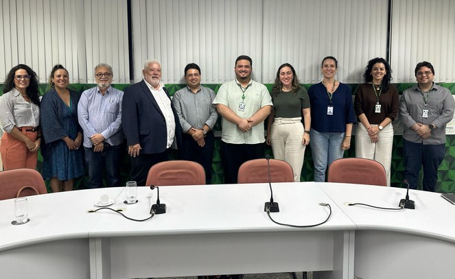 Foto mostra pessoas posando para foto após reunião