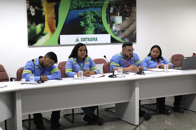 Foto do analista do Grupo Chibatão Marcelo Tavares (de azul e falando ao microfone), destacando a crescente antecipação dos períodos de seca, em reunião na Suframa