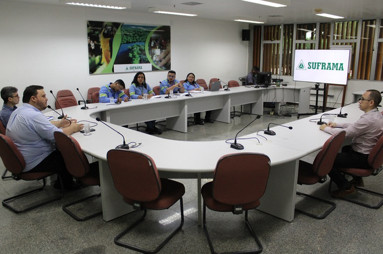 Foto mostra o superintendente-adjunto Executvo da Suframa (de blusa azul clara) se pronunciando em reunião ocm representantes do Grupo Chibatão