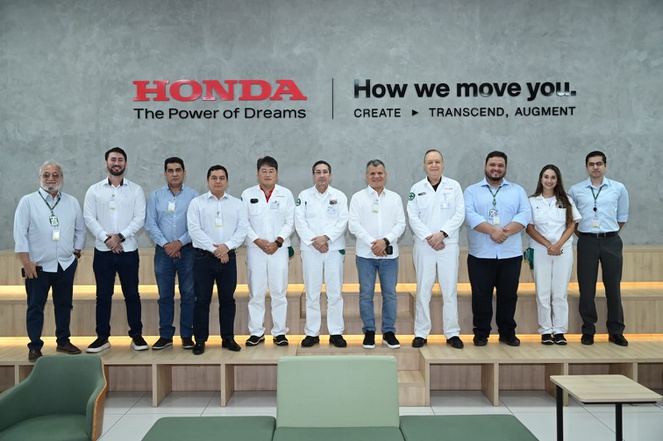 Foto mostra pessoas posando para foto