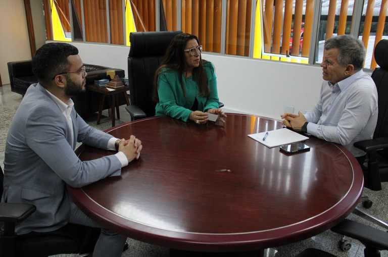 Grupo de pessoas reunidas numa mesa redonda