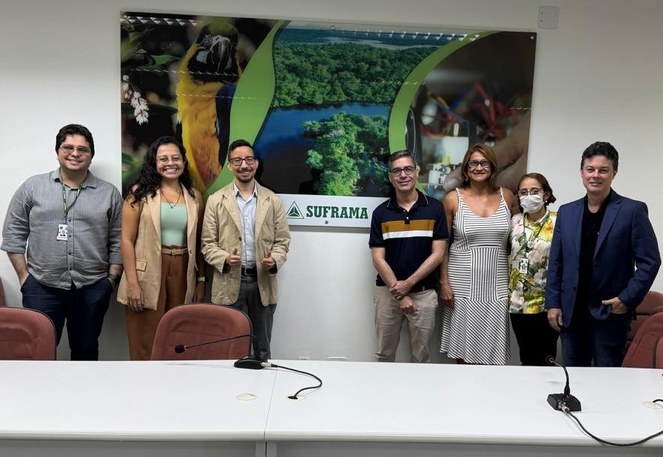 Foto mostra grupo de quatro homens e três mulheres posando para fotografia após reunião