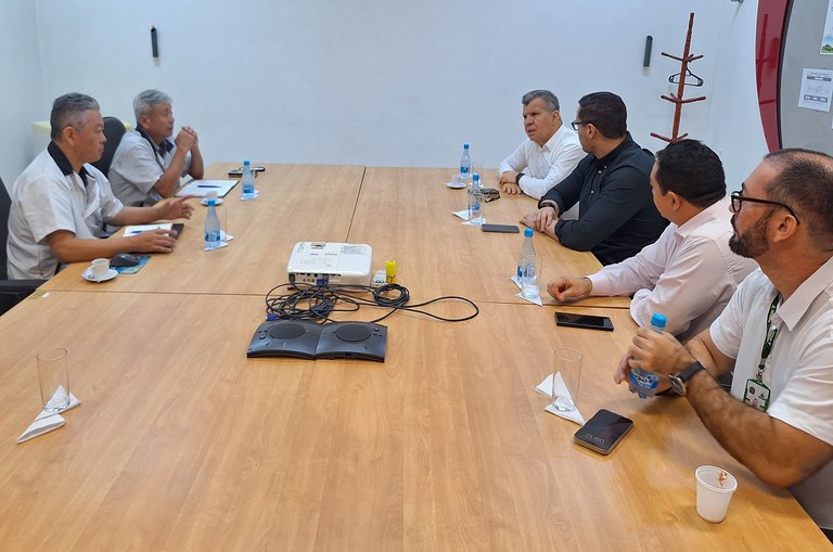 Foto mostra o superintendente da Suframa colocando a Autarquia à disposição da Pioneer para auxiliar na recolocação dos colaboradores no mercado de trabalho