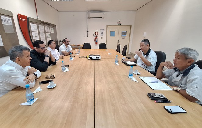 Foto mostra diretor da Pioneer explicando o motivo do fechamento da empresa no PIM