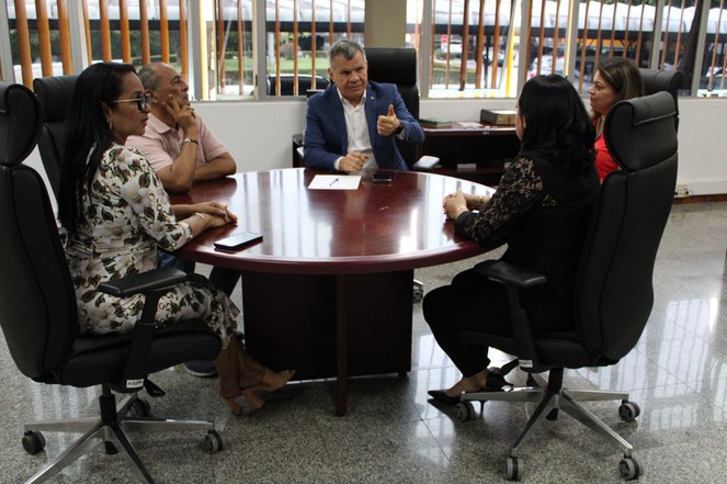 Foto mostra o superintendente da Suframa em reunião com representantes do Sindicato dos Metalúrgicos do Amazonas (Sindmetal-AM) e da Superintendência Regional do Trabalho no Amazonas para compartilhar os detalhes discutidos na reunião com a Pioneer, que anunciou fechamento de fábrica em Manaus