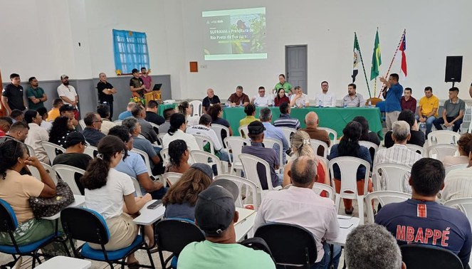 Foto mostra pessoas num evento lotado