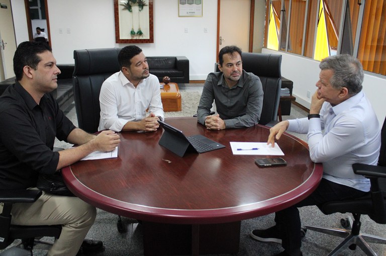 Grupo de pessoas reunidos em uma mesa