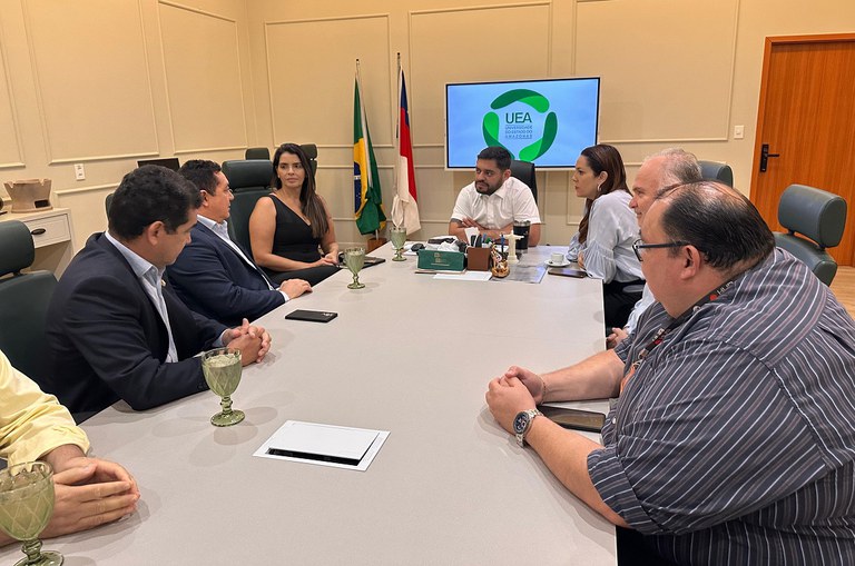 Foto mostra superintendente-adjunto da Suframa se pronunciando em reunião na UEA