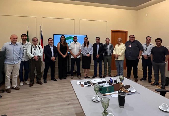 Foto mostra os participantes da reunião entre Suframa e UEA
