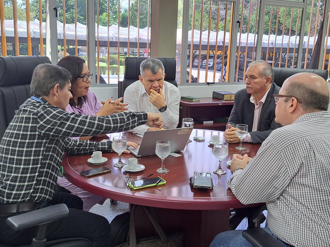 Foto mostra reunião entre o superintendente da Suframa e representantes da UEA que discutiu o desenvolvimento de plataforma para previsão de eventos climáticos extremos